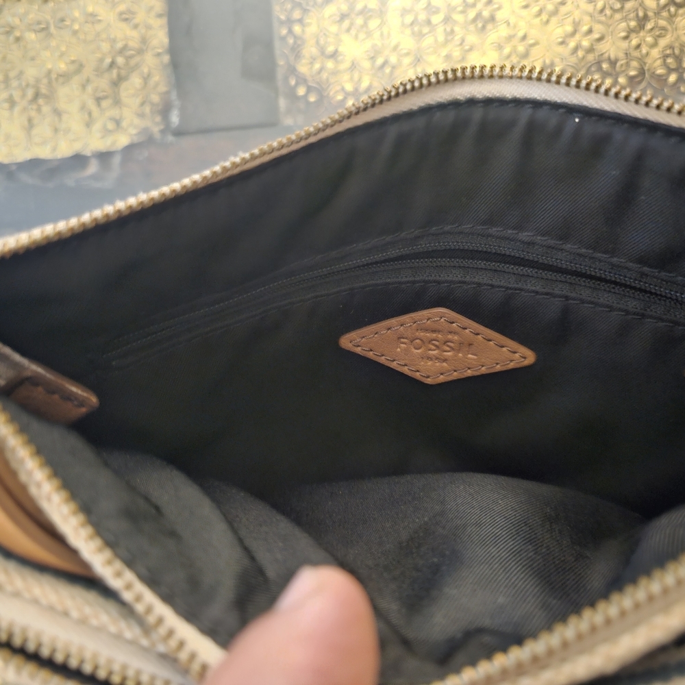 Cute Fossil Cross Body Bag - Picture 2 of 6